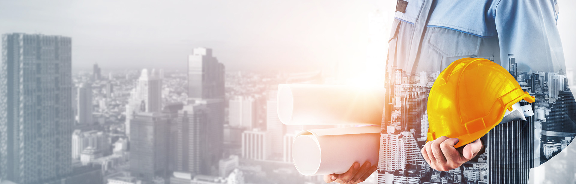 mężczyzna z kaskiem na tle budynków