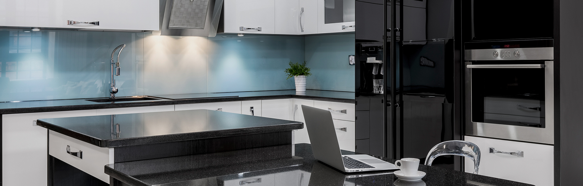 kuchnia z czarnymi meblami